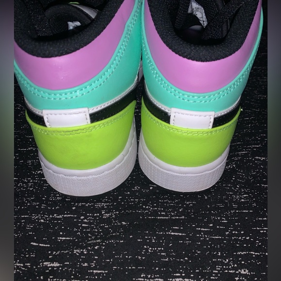 Worn less than 4 times. Not to crested and in woman size - Picture 3 of 5